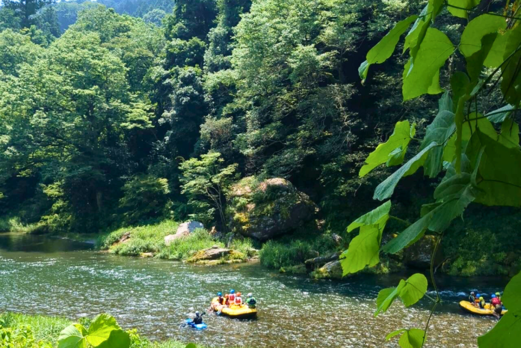 青梅の豊かな自然と多摩川でラフティングを楽しむ人々