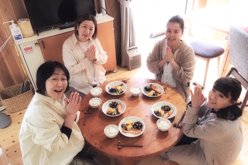 リトリート中に笑顔で食事を囲む参加者たちの様子