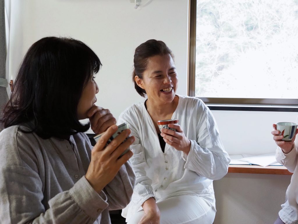 リトリート宿泊施設でお茶を囲みながら語らう女性たち|自然とつながる癒しの時間
