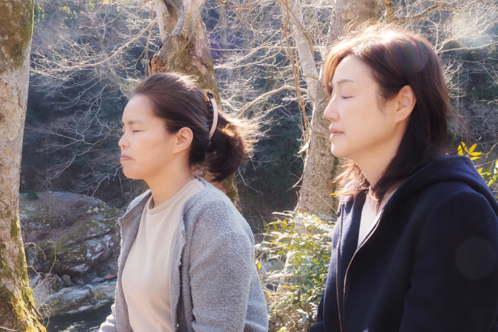 奥多摩の自然に囲まれて瞑想する女性たち|静けさの中で自分と向き合うリトリート時間