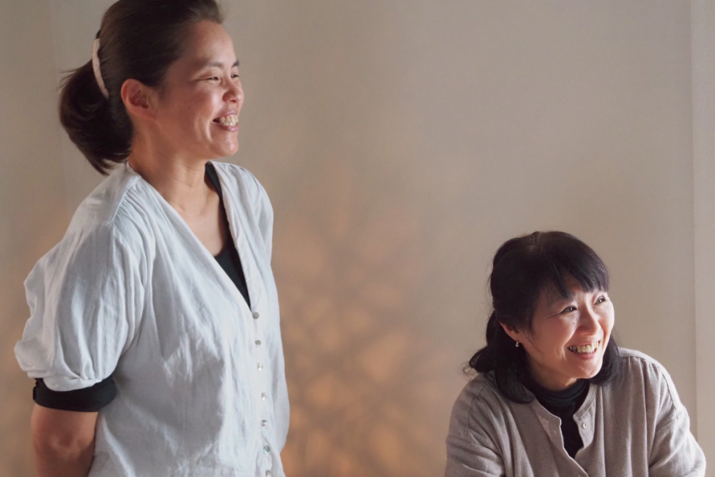 受講生と笑顔で談笑する松村有花の様子|信頼と安心感に満ちたリトリート空間