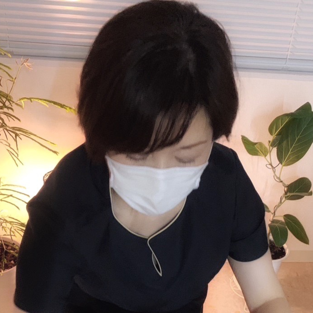 松村有花メソッドスクール受講生・E.Wさんがサロンで施術を行う様子